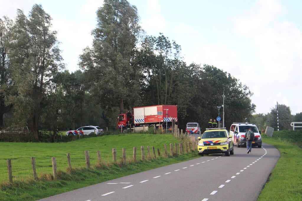 Auto raakt te water, traumahelikopter ingezet