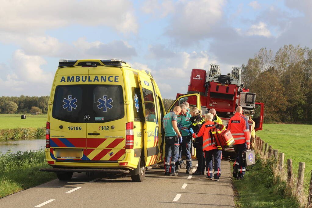 Auto raakt te water, traumahelikopter ingezet