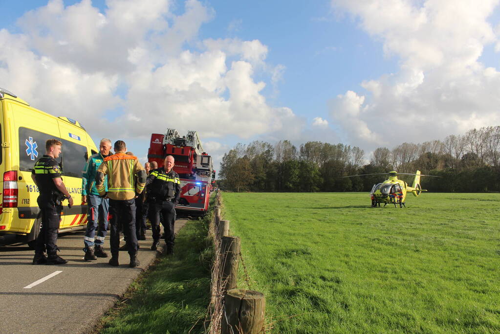 Auto raakt te water, traumahelikopter ingezet