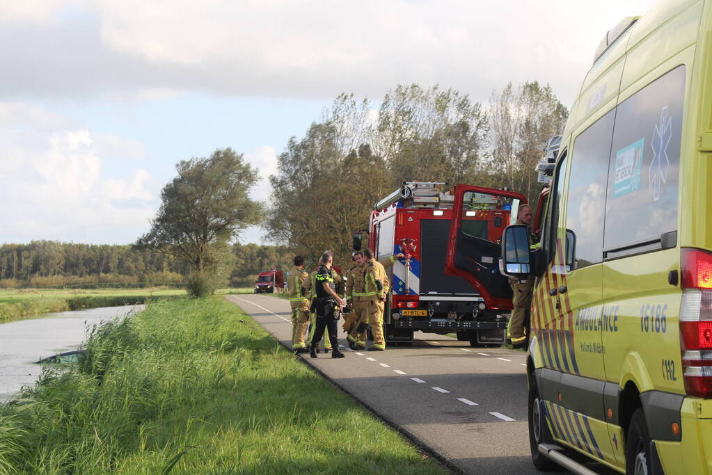 Auto raakt te water, traumahelikopter ingezet