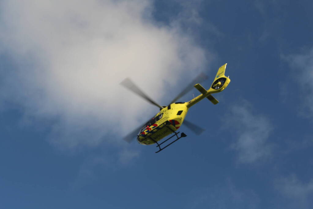 Auto raakt te water, traumahelikopter ingezet