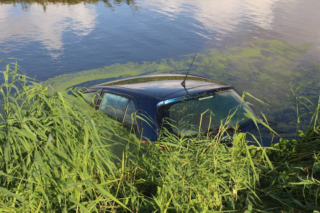 Auto raakt te water, traumahelikopter ingezet