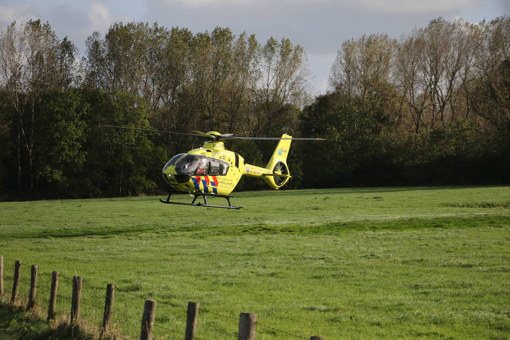 Auto raakt te water, traumahelikopter ingezet