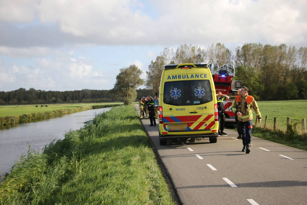 Auto raakt te water, traumahelikopter ingezet