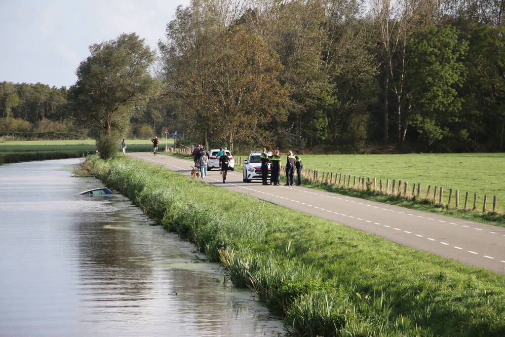 Auto raakt te water, traumahelikopter ingezet