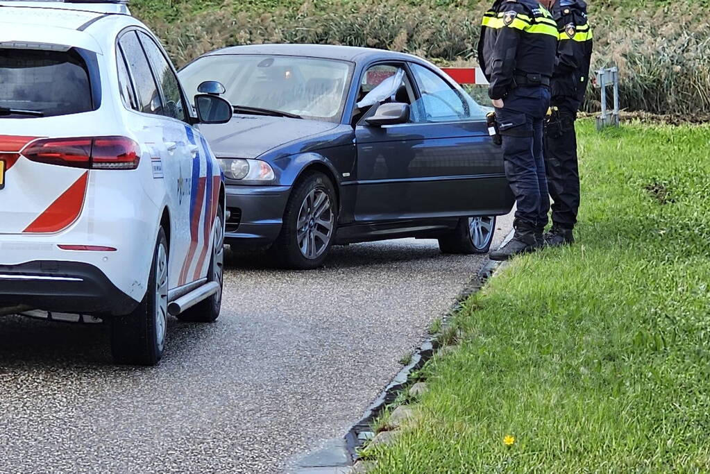 Vrouw vliegt uit de bocht met auto