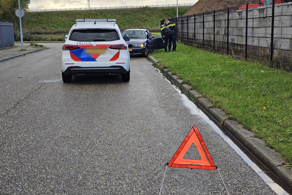 Vrouw vliegt uit de bocht met auto