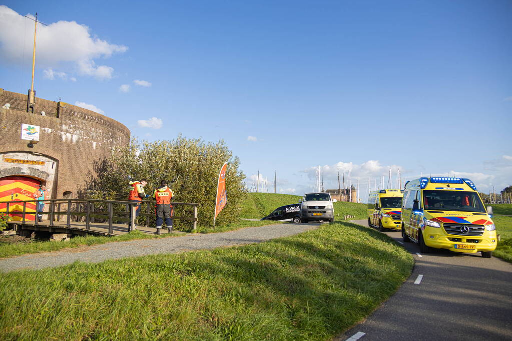 Boot met acht kinderen slaat om