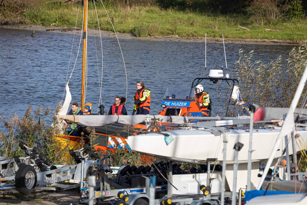 Boot met acht kinderen slaat om