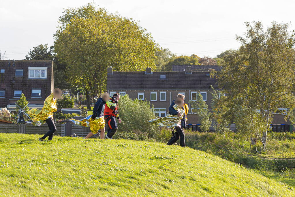 Boot met acht kinderen slaat om