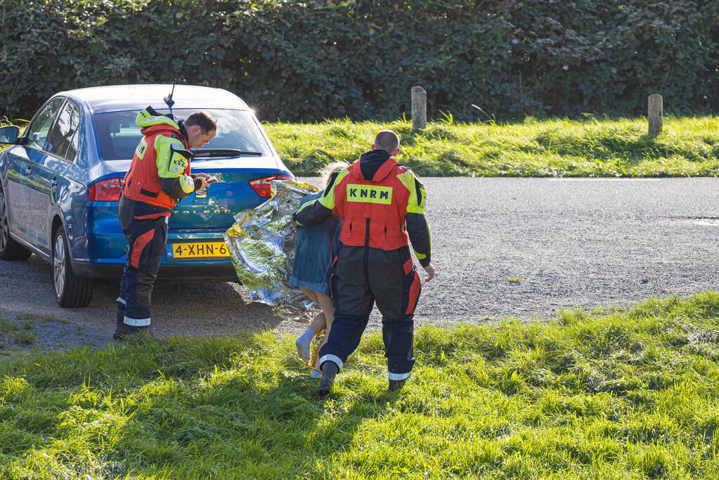 Boot met acht kinderen slaat om