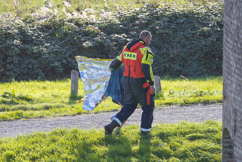 Boot met acht kinderen slaat om