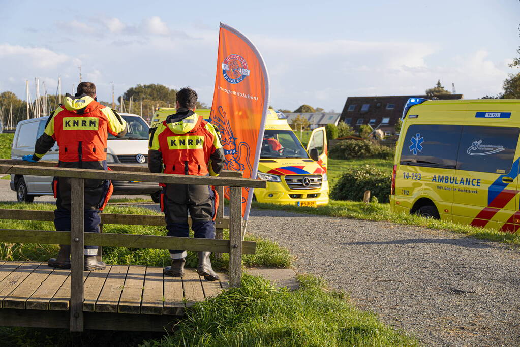 Boot met acht kinderen slaat om