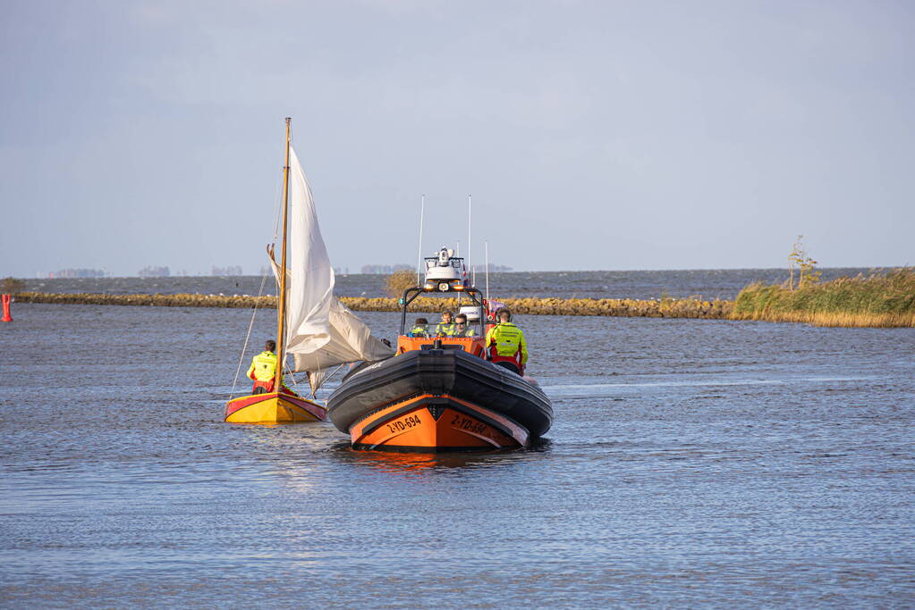 Boot met acht kinderen slaat om