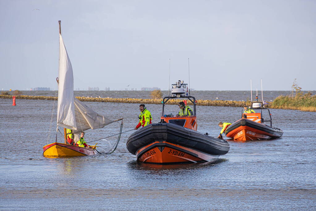 Boot met acht kinderen slaat om