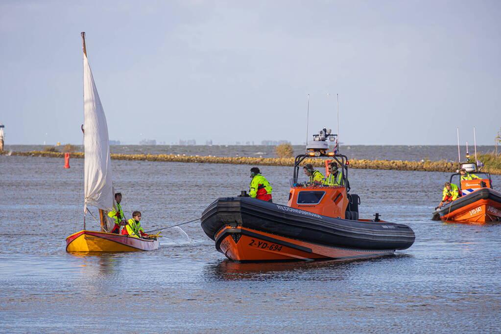 Boot met acht kinderen slaat om