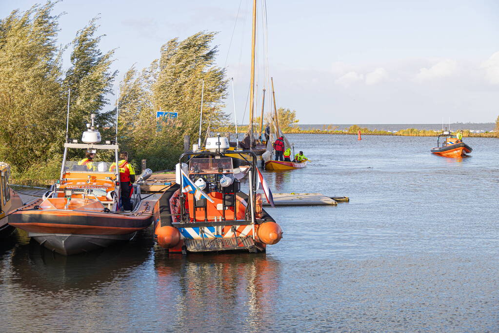 Boot met acht kinderen slaat om