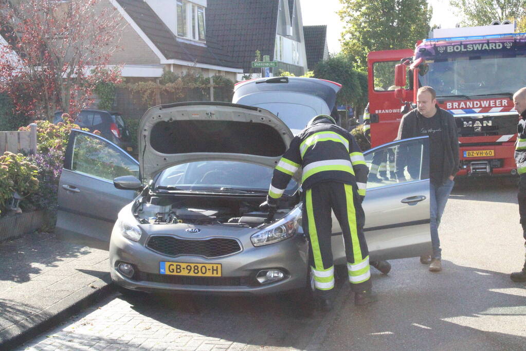 Brandweer voert nacontrole uit bij autobrand