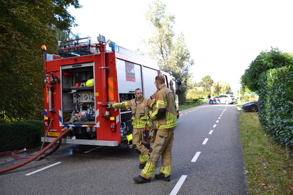 Brandweer groots ingezet voor brand in rietenkap