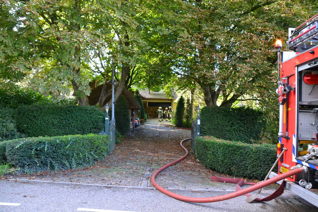 Brandweer groots ingezet voor brand in rietenkap