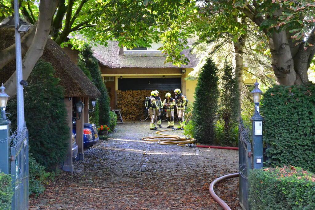 Brandweer groots ingezet voor brand in rietenkap