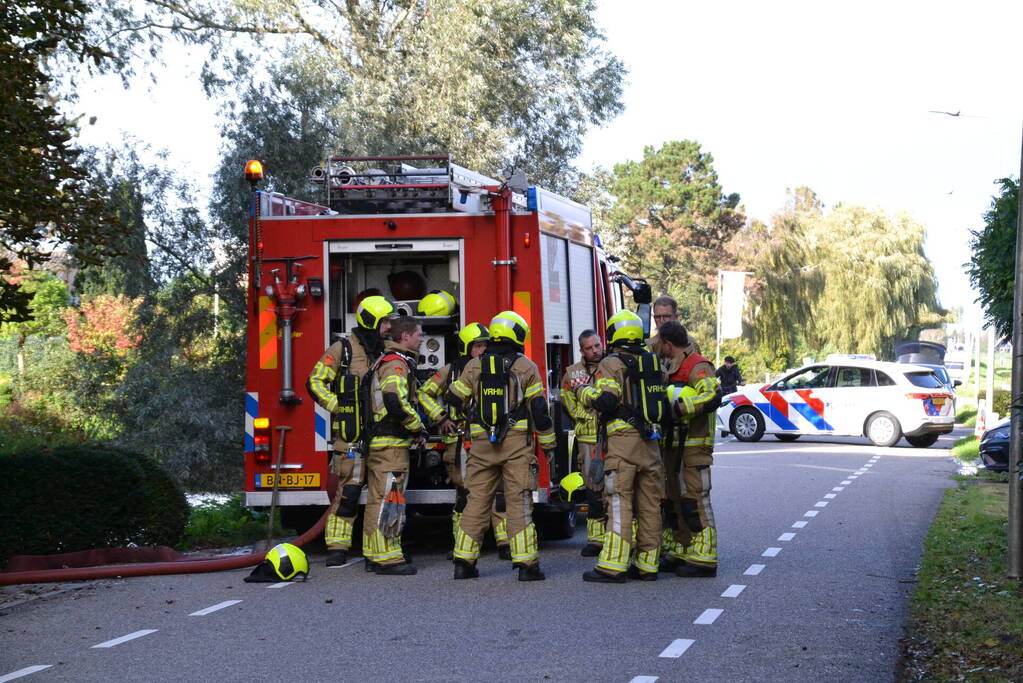 Brandweer groots ingezet voor brand in rietenkap