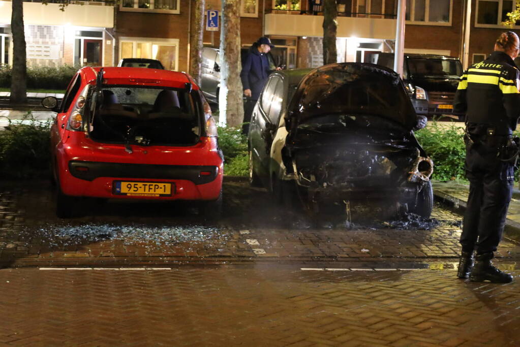 Twee auto's flink beschadigd door brand