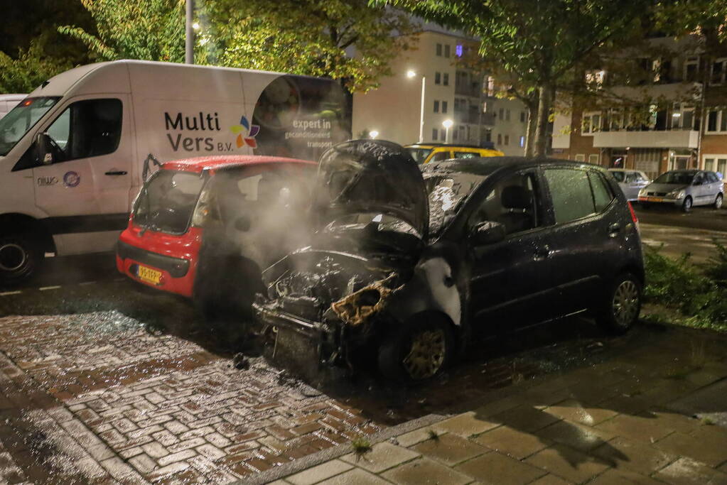 Twee auto's flink beschadigd door brand