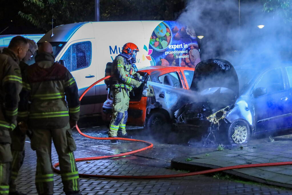 Twee auto's flink beschadigd door brand