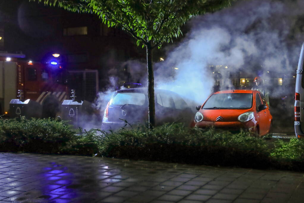 Twee auto's flink beschadigd door brand