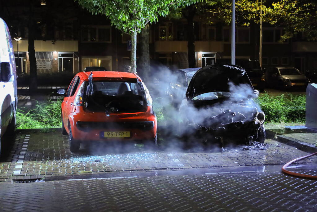 Twee auto's flink beschadigd door brand