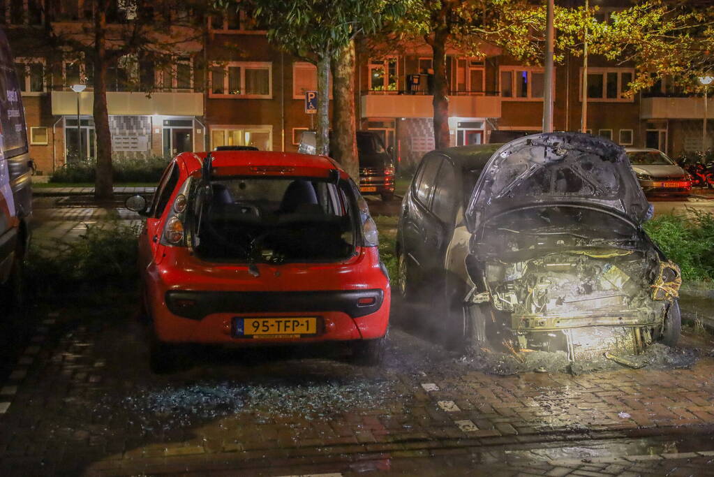 Twee auto's flink beschadigd door brand