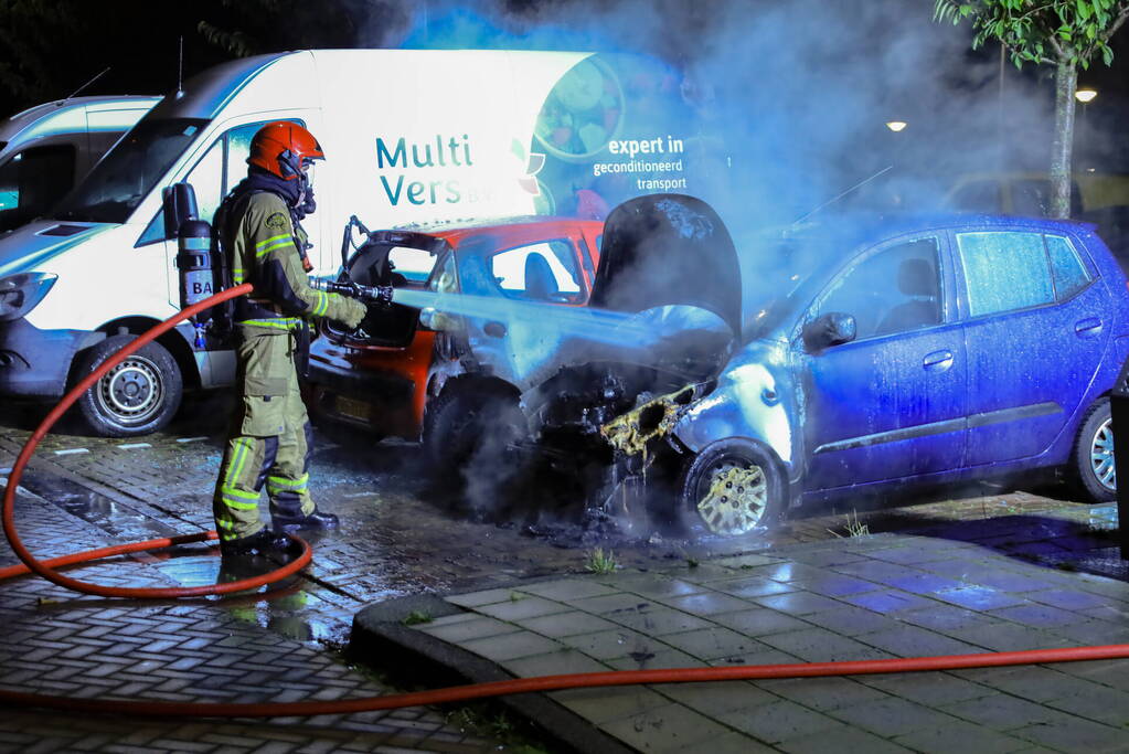 Twee auto's flink beschadigd door brand