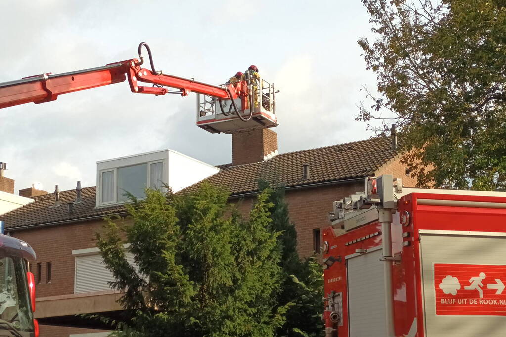 Brand in schoorsteen snel onder controle