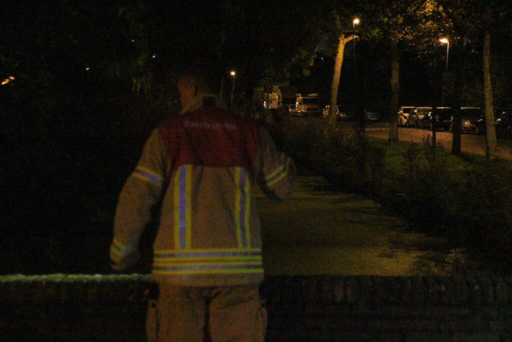 Hond door brandweer uit sloot gered