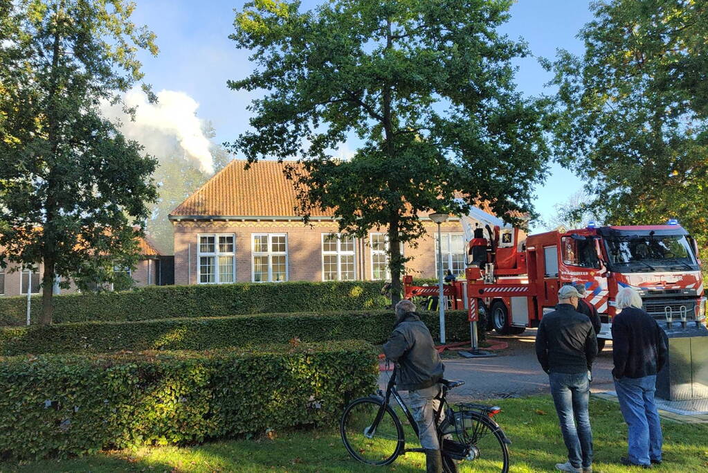 Veel rookontwikkeling bij grote brand in dorpshuis