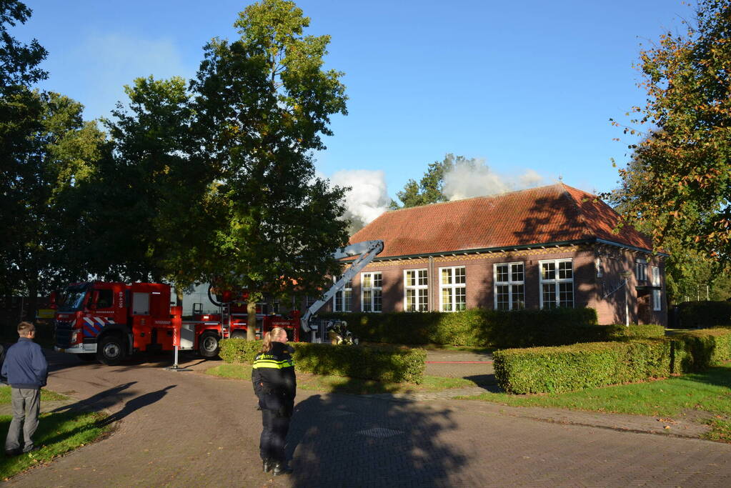 Veel rookontwikkeling bij grote brand in dorpshuis