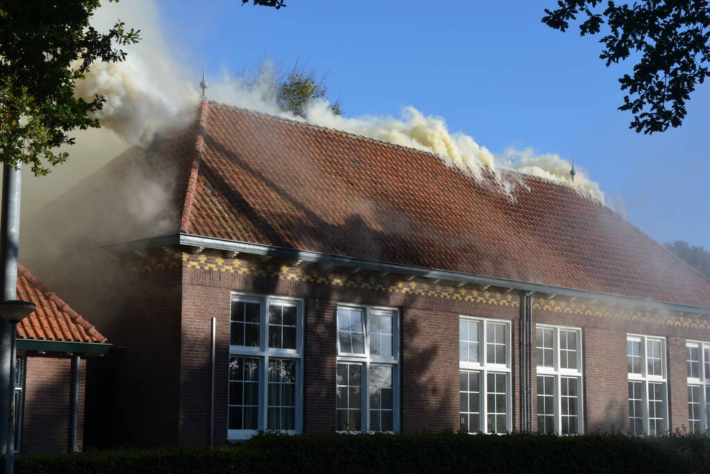 Veel rookontwikkeling bij grote brand in dorpshuis