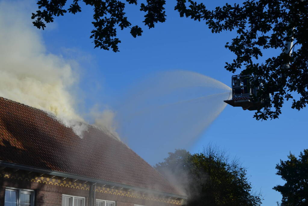 Veel rookontwikkeling bij grote brand in dorpshuis