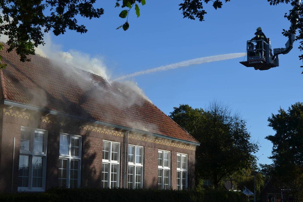 Veel rookontwikkeling bij grote brand in dorpshuis