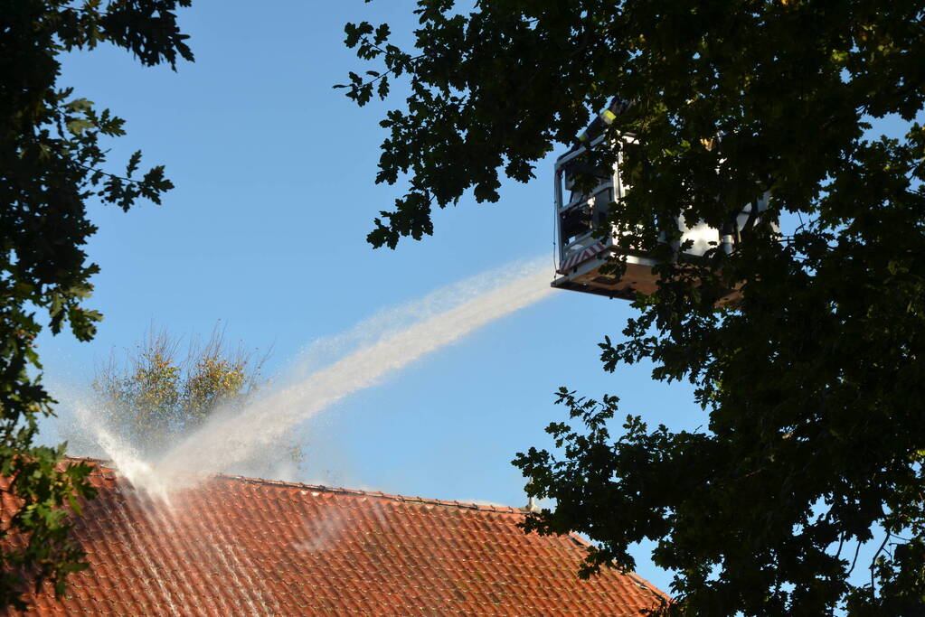 Veel rookontwikkeling bij grote brand in dorpshuis