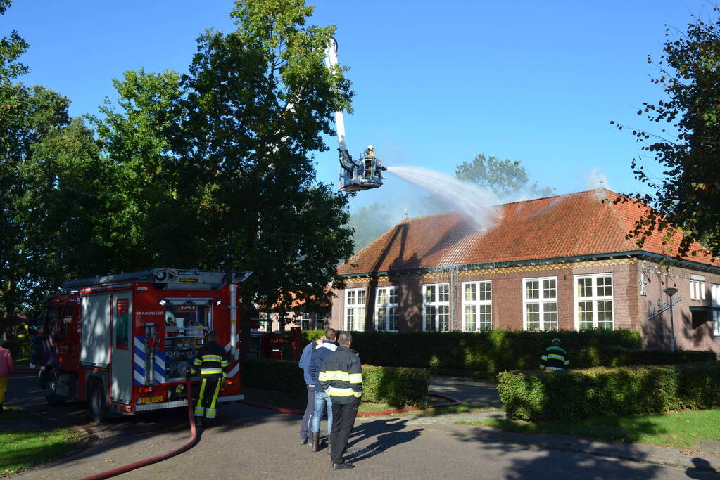 Veel rookontwikkeling bij grote brand in dorpshuis