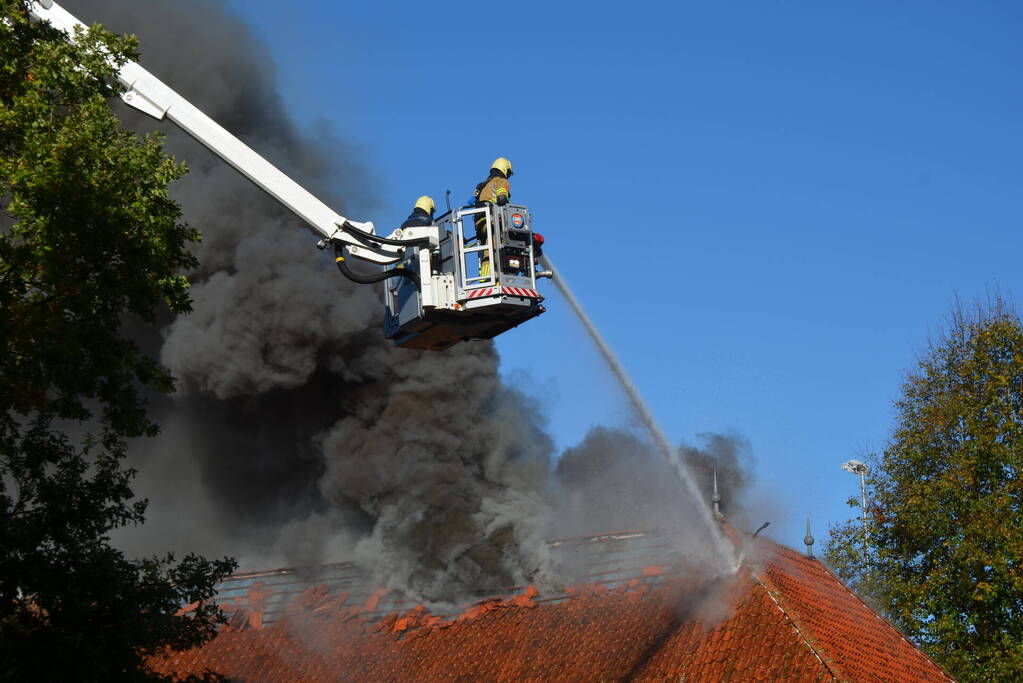 Veel rookontwikkeling bij grote brand in dorpshuis