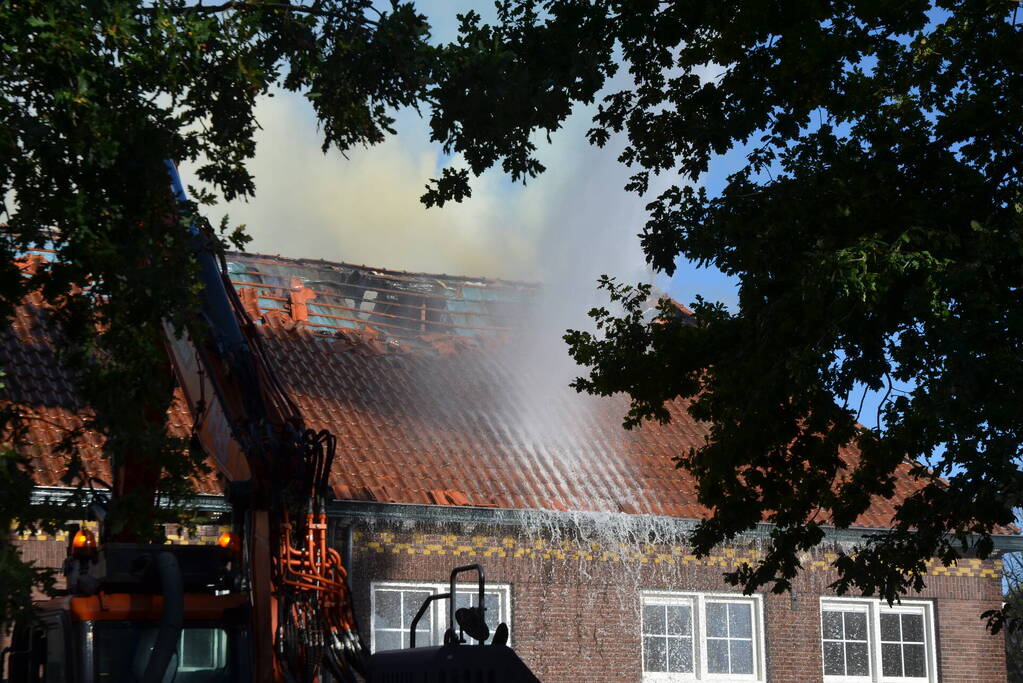 Veel rookontwikkeling bij grote brand in dorpshuis