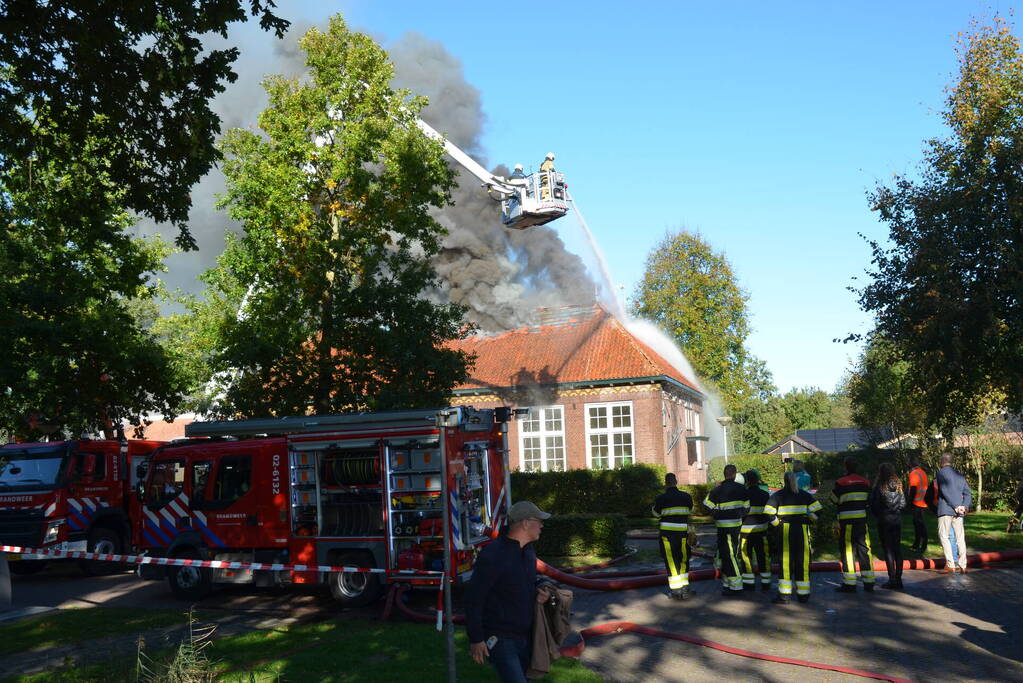 Veel rookontwikkeling bij grote brand in dorpshuis