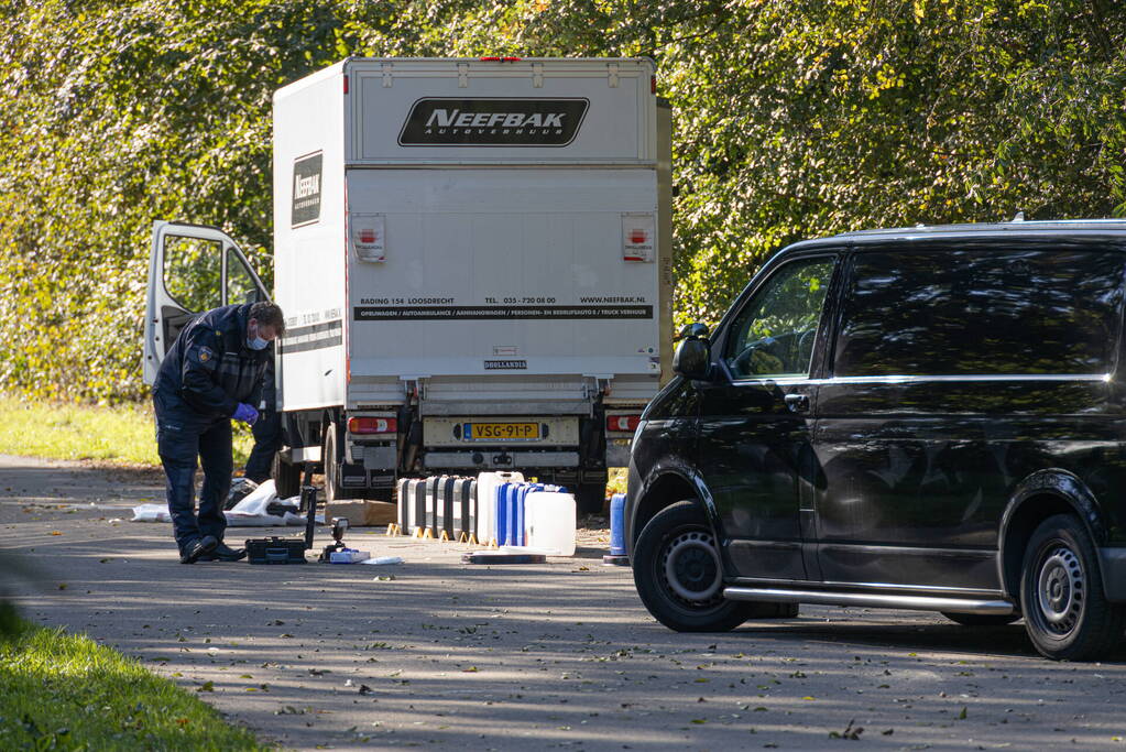 Onderzoek bij bakwagen met verdachte vaten