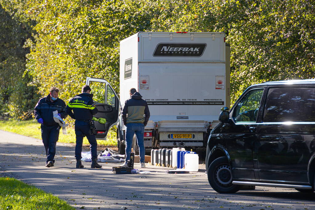 Onderzoek bij bakwagen met verdachte vaten