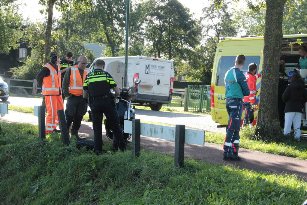 Aanrijding tussen auto en scooter