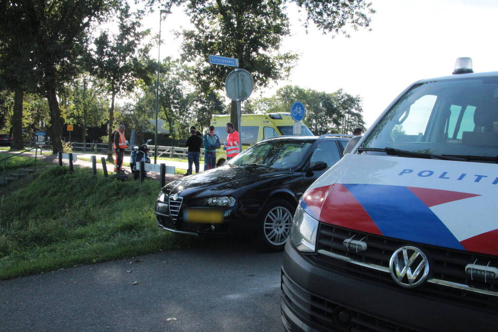 Aanrijding tussen auto en scooter