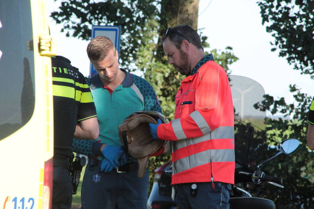 Aanrijding tussen auto en scooter